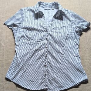 New York & Company Stylish Button-Up Shirt with Geometric Pattern Size Small